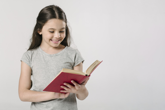 menina-lendo-livro-no-estudio-e-sorrindo_23-2147824968